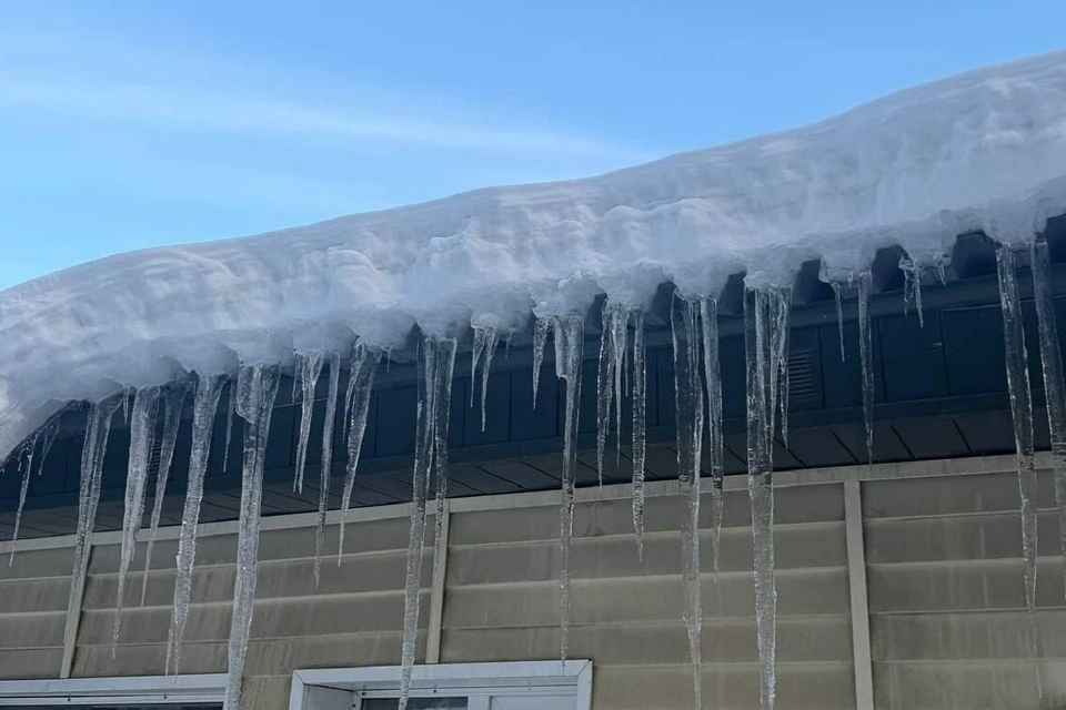 МЧС предупредило новосибирцев о риске схода снега с крыш из-за потепления