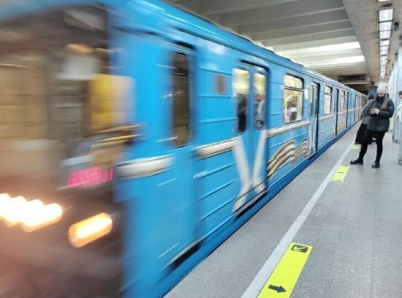 В новосибирском метро установили 90 рекламных экранов на 13 станциях