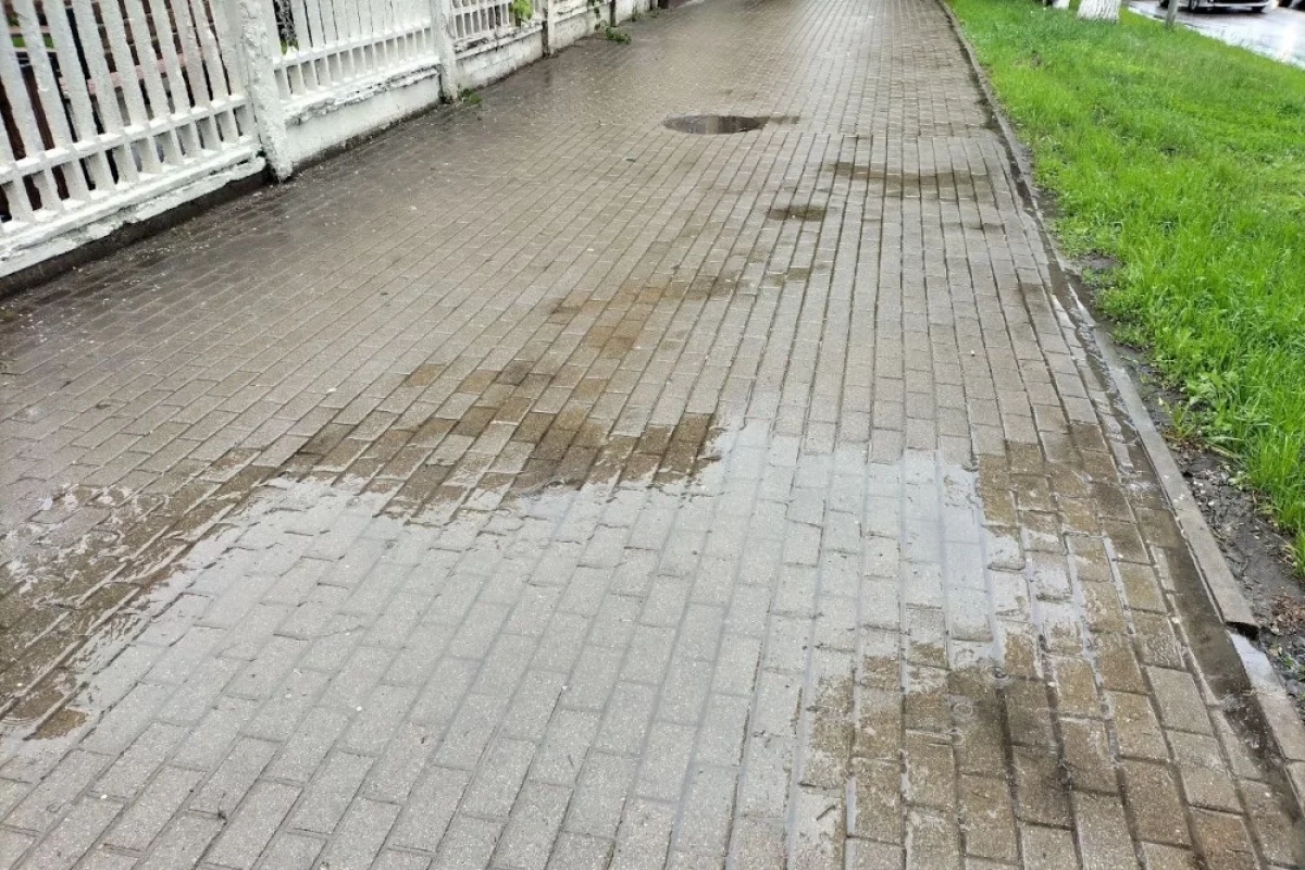 В Новосибирске обустраивают тротуар на Толмачёвском шоссе