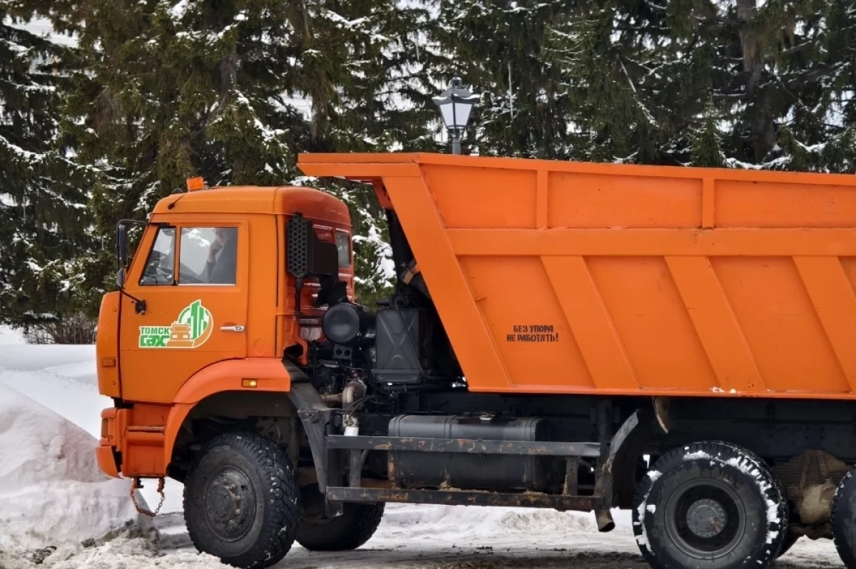 В Новосибирске продолжается уборка улично-дорожной сети после снегопадов