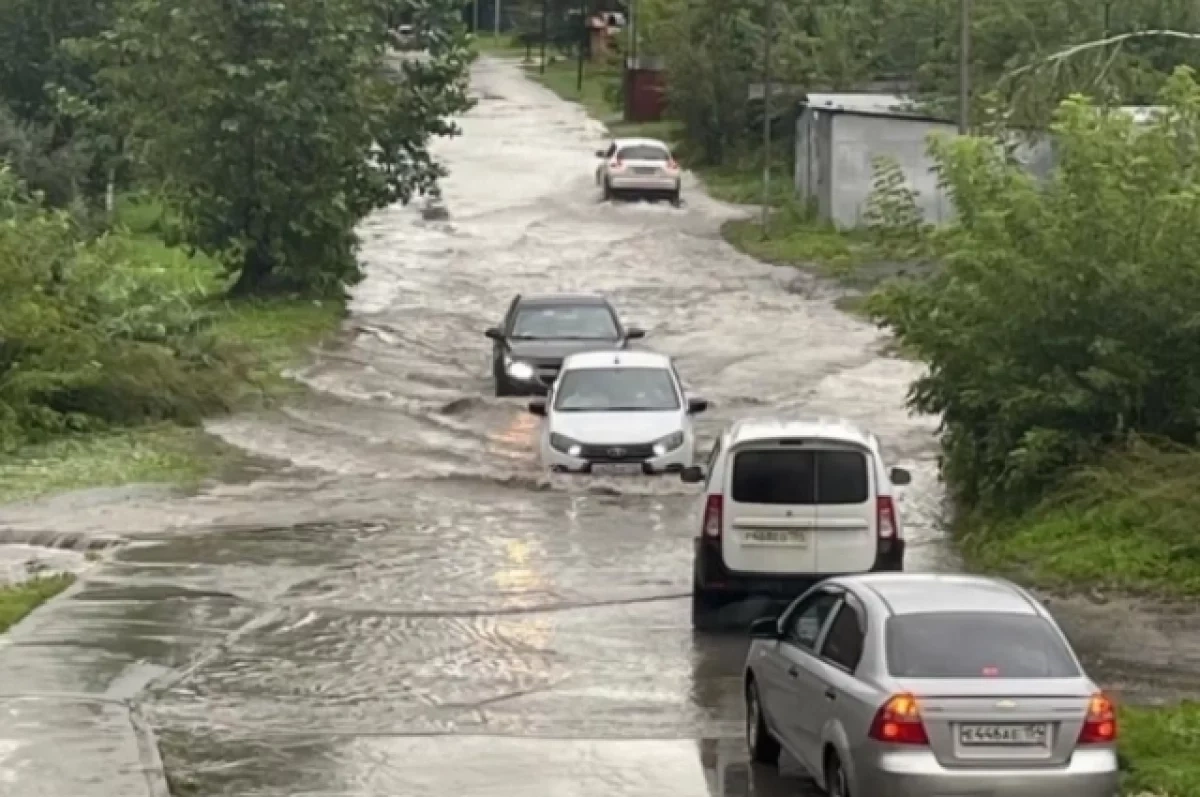 В Новосибирске улица Ипподромская ушла под воду из-за таяния снега