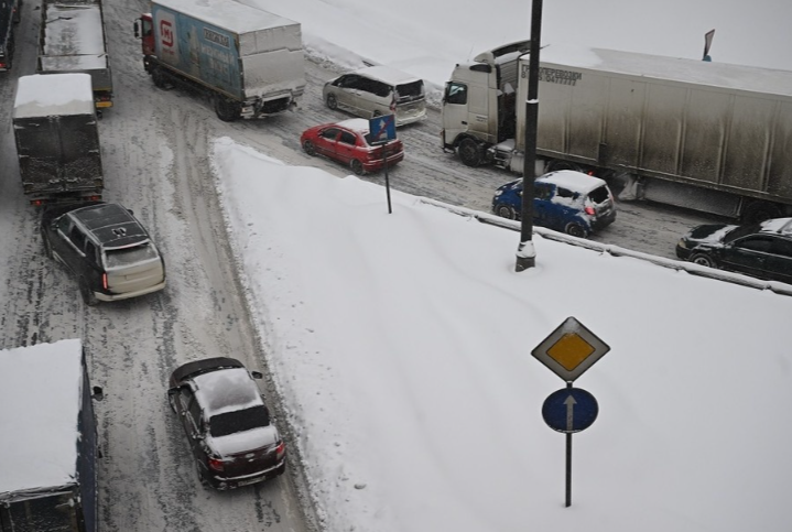 В Новосибирске ограничили движение для большегрузов в 14 жилых зонах