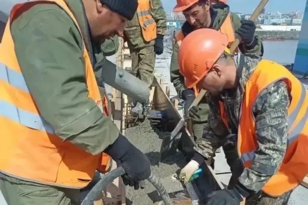 На Димитровском мосту в Новосибирске ведутся бетонные работы
