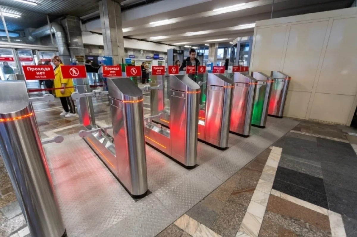 За пять лет новосибирцы в 2,5 раза реже стали платить жетонами в метро
