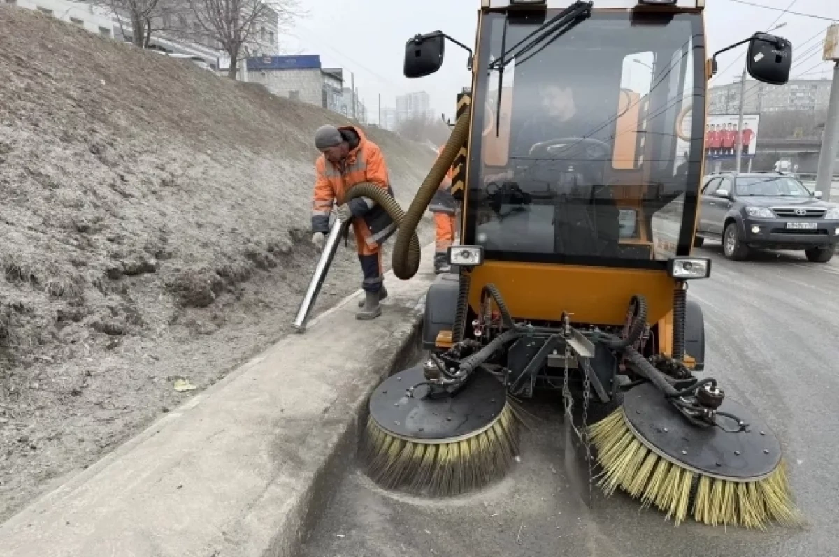 В Новосибирске продолжается весенняя уборка улиц