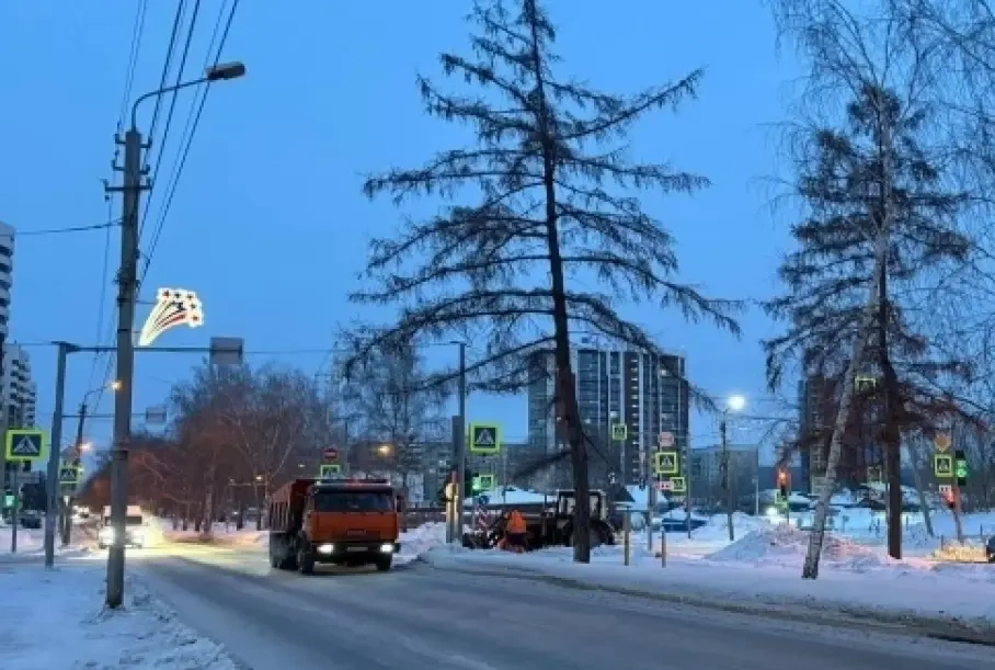 В Новосибирске продолжается масштабная уборка снега на улицах и магистралях