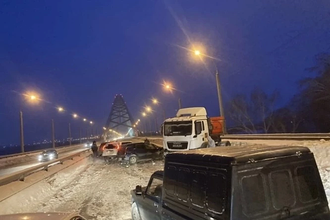 На Бугринском мосту произошла массовая авария