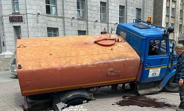 В Новосибирске провалилась в под тротуар поливная машина
