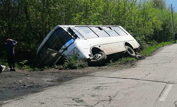В Новосибирской области опрокинулся автобус с людьми