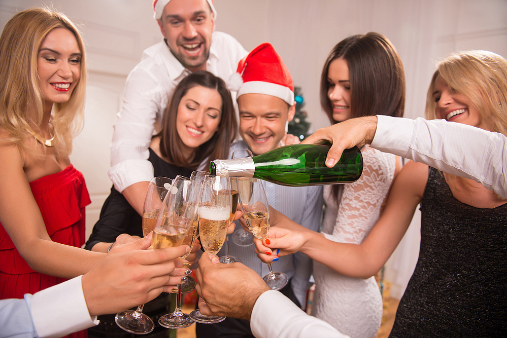 Новосибирцы хотят новогодний корпоратив с шампанским