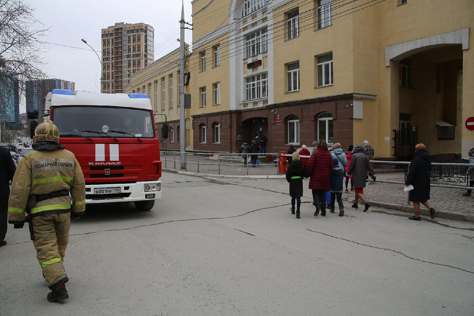 В Новосибирске эвакуировали школу В Новосибирске эвакуировали школу